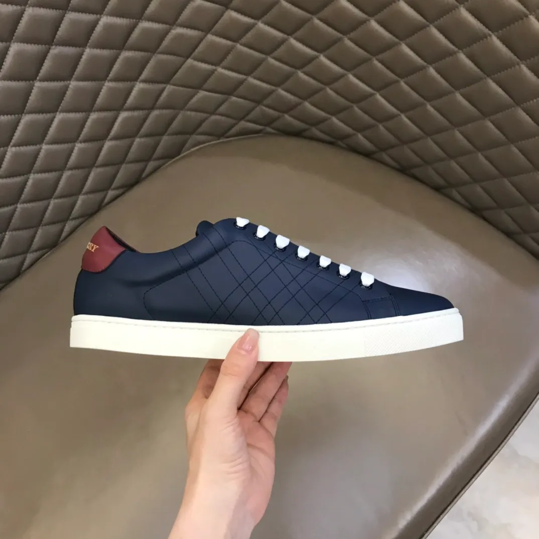 p400 "BURBERR*" men's classic low-top sneakers are reinterpreted in Vintage checkered cotton and cowhide materials, decorated with a new brand logo. First-layer sheepskin lining, embossed Burberry logo on the heel, and original TPU outsole! Size: 38-45 No. 068